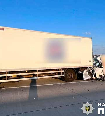 На Полтавщині вантажний автомобіль зіткнувся із припаркованою на узбіччі вантажівкою MAN