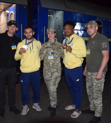 З прапорами й квітами: на Волині вночі зустріли «олімпійський експрес» (фото, відео)