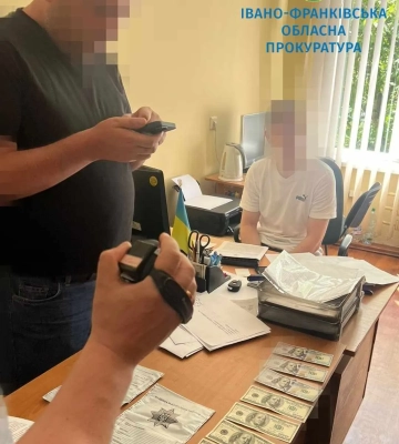 $800 за вступ та відстрочку від мобілізації: В Івано-Франківську затримали освітянина, який брав хабар в абітурієнта. ФОТО