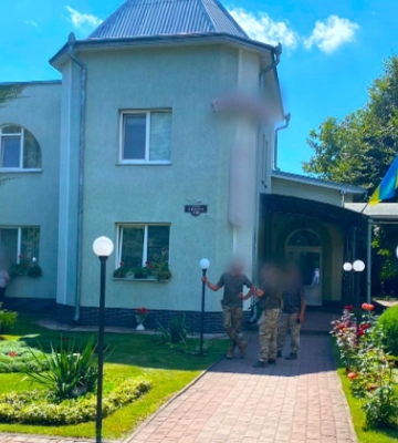 У ресторані на Івано-Франківщині нетверезий чоловік погрожував відвідувачам гранатою
