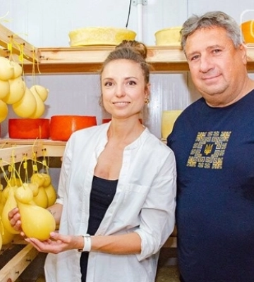 Чернігівська ферма після деокупації запустила сироварню і виготовляє шоколадну моцарелу