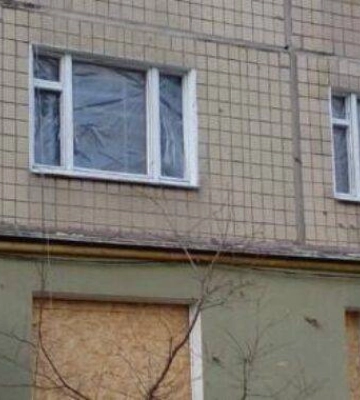 У Миколаєві міжнародна організація допомагає містянам із заміною пошкоджених обстрілам вікон