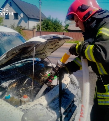 У Ковелі посеред дороги загорілася автівка 