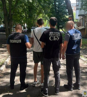 Поджигал автомобили военных на заказ: В Хмельницкой области задержали 18-летнего юношу