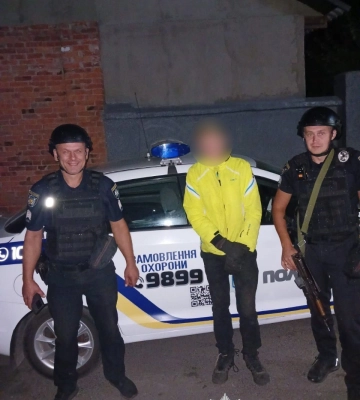 Хотел уехать: на вокзале в Богодухове копы встретили растерянного подростка