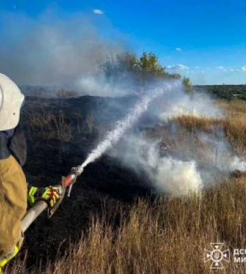 На Миколаївщині вогнеборці ліквідували за добу 21 пожежу