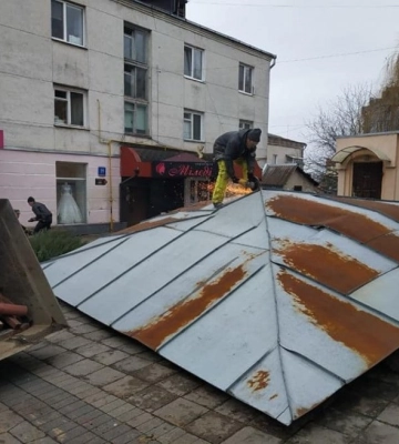 Розпивають алкоголь і вчиняють бійки: в Луцьку демонтують незаконні павільйони й альтанки