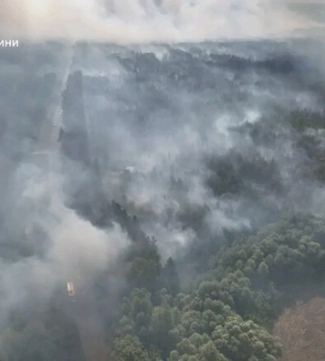Рятувальники продовжують боротися з лісовою пожежею на Харківщині