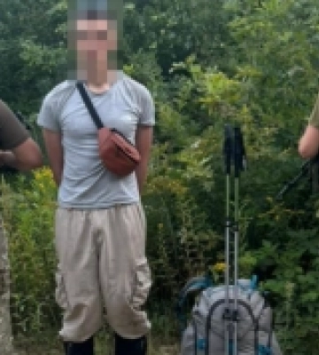 З надувним матрацом та палицями для ходьби: на Володимирщині затримали чоловіка, який лісами пробирався у Польщу