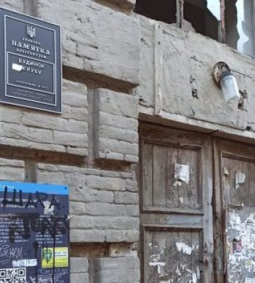У Дніпрі вандали понівечили пам’ятний знак на історичній будівлі