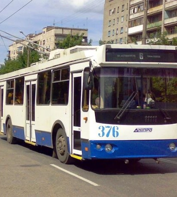У Дніпрі кондуктор тролейбуса з парасолькою на голові допомагає пасажирам боротися зі спекою
