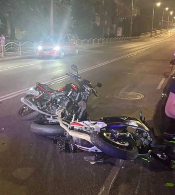 У Луцьку мотоциклістка в'їхала в мотоцикліста, який в'їхав в «Теслу» 
