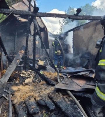 На Харківщині росіяни повторно вдарили по місцю гасіння пожежі, яка виникла через обстріли