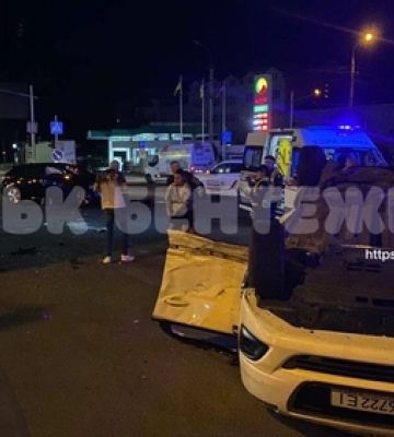 Аварія у Луцьку: від удару авто перекинулося на дах 