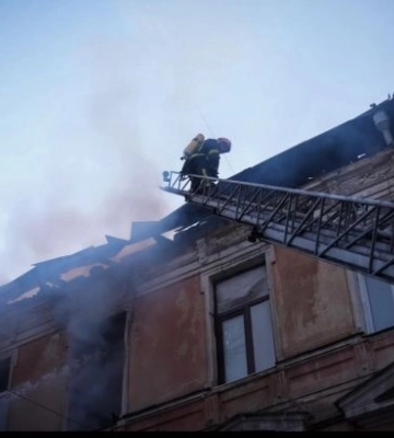 В центре Одессы во время ракетного удара начался пожар