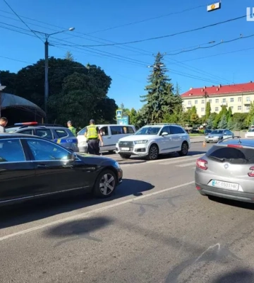 У Луцьку навпроти ВНУ автівка збила дівчину на пішохідному переході