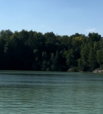 На Волині показали неземної краси озеро з ніжною водою (відео)