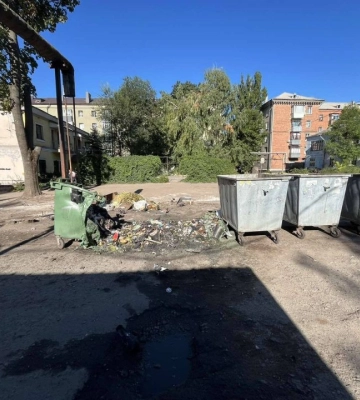 У Дніпрі хулігани спалили сміттєві баки у дворі багатоповерхівки