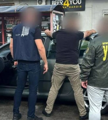 На Львівщині викрили посадовця кінологічного центру, який за 21 тисячу євро обіцяв переправити чоловіка до Європи