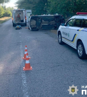 Автівка вилетіла на узбічча на дорозі на Полтавщині та перевернулася. Водій помер на місці