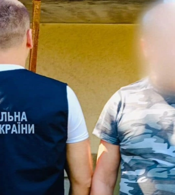 Вилучили наркотичні речовини у великих розмірах: прикарпатські поліцейські затримали наркозбувача
