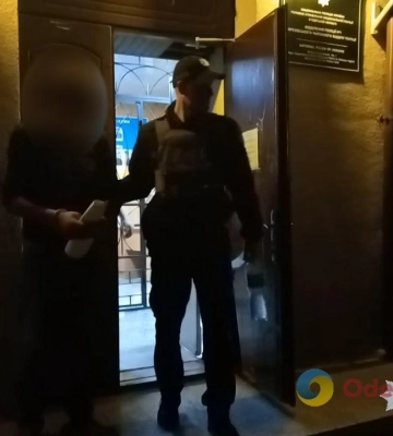 Житель Одеського району опинився на лаві підсудних за систематичне психологічне насильство над дружиною