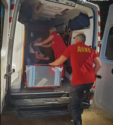 На Львівщині рятувальники допомогли травмованому 15-річному киянину спуститися з гори, - ФОТО