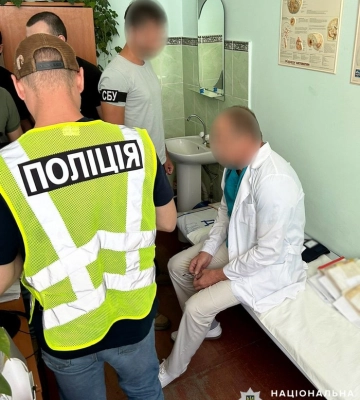 Хабар у $2000 за оформлення інвалідності: поліцейські Житомирщини викрили лікаря-невропатолога