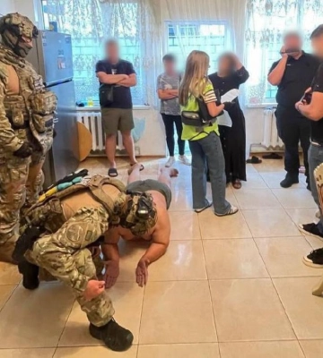 Викрито міжнародну злочинну групу, яка ошукувала військових та волонтерів: встановлено 67 епізодів