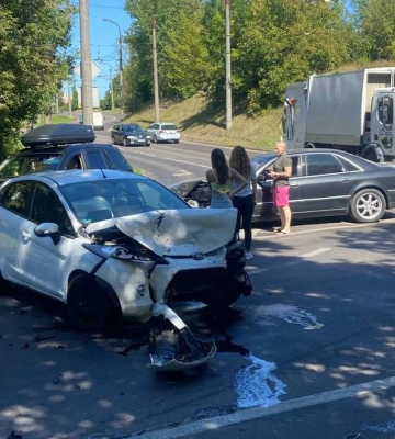 В обох авто - значні пошкодження: у Луцьку на Глушець - ДТП
