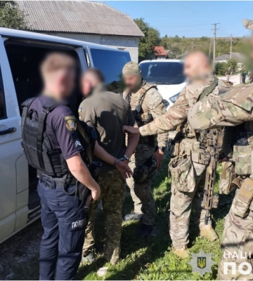 У селі Доброводи чоловік, вдягнутий у військову форму, стріляв по людях. Е загиблі та поранені