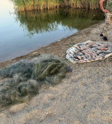 На найбільшому озері в Одеській області спіймали браконьєра