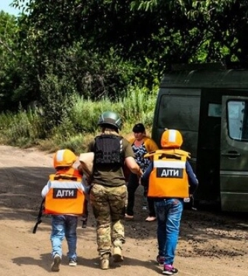 Поліцейські разом з волонтерами «Save Ukraine» евакуювали дитину з Садового 