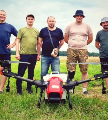 На Рівненщині ветерани війни та безробітні навчилися керувати агродроном