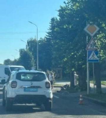 На центральній вулиці Рожища сталась аварія, водійку мотоцикла госпіталізували