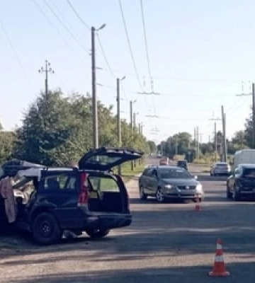 Занесло: під Луцьком Volvo зіткнулося з електроопорою 