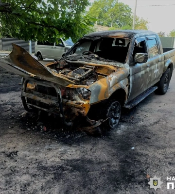 Підлітки в Миколаєві підпалили автомобілі військових