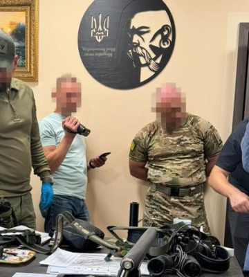 &quot;Заробили&quot; на ухилянтах понад 1 млн доларів: СБУ затримала двох очільників ТЦК на Київщині та їхнього спільника. Фото