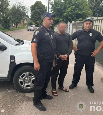 У Конотопі поліцейські затримали чоловіка за сексуальне насильство щодо неповнолітньої
