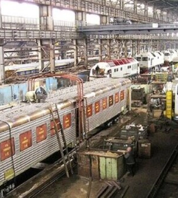 У Луганську через дефіцит кадрів на тепловозобудівному заводі приймають на роботу підлітків