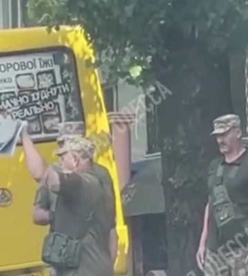 В Одессе во время вручения повестки напали на военных ТЦК и полицейскую: двух человек задержали, один сбежал