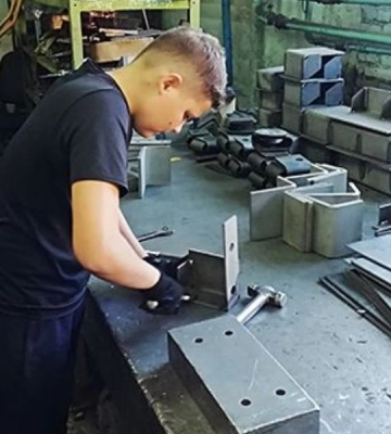 У Луганську через дефіцит кадрів на тепловозобудівному заводі приймають на роботу підлітків