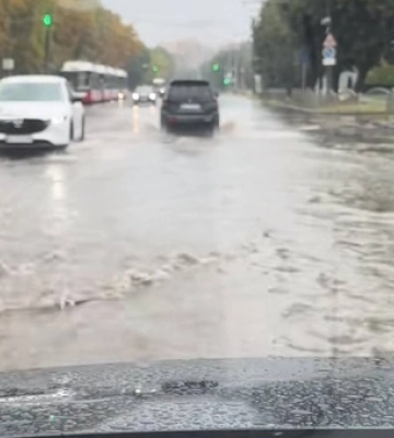 У Луцьку через сильну зливу затопило частину вулиць (відео)