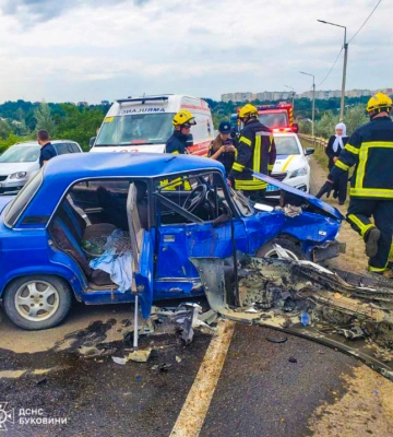 Потрійна ДТП під Чернівцями: одного із водії вирізали із потрощеного авто