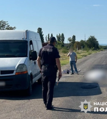 В Оксамитному під колесами мікроавтобуса загинув велосипедист