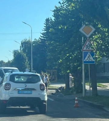 У місті на Волині мікроавтобус зіткнувся з мотоциклом, водійку госпіталізували