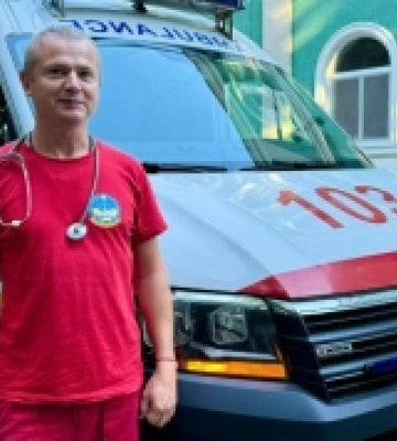 В Одесі медики швидкої реанімували літнього чоловіка, який втратив свідомість на вулиці