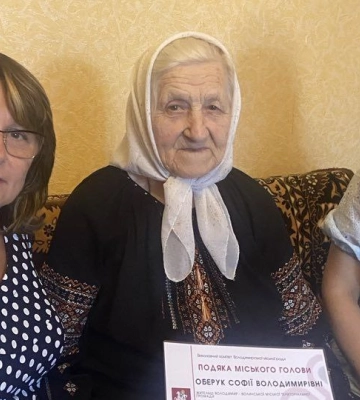 Читає, гарно співає, в’яже шкарпетки та камізельки: на Волині бабуся відзначила 90-річчя
