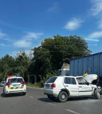 На Волині легковик зіткнувся з вантажівкою: є потерпілі