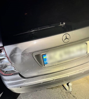 У Луцьку п'яний 15-річний водій Mercedes врізався у припарковані авто